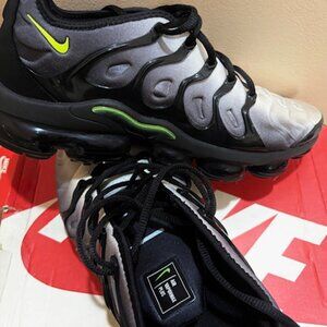 Nike Air Vapor Max Plus / Black Volt / Men / Size : 10